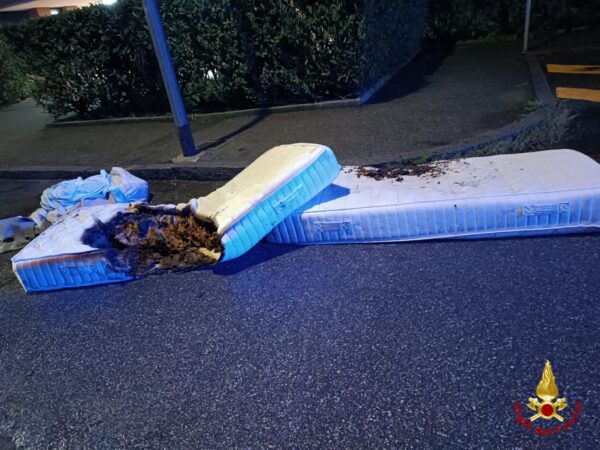 Biella, materassi a fuoco in appartamento: una persona in ospedale