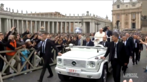 Pasqua, l’entusiasmo dei fedeli al passaggio di Papa Francesco in piazza San Pietro