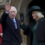 Re Carlo III sorridente alla messa di Pasqua a Windsor