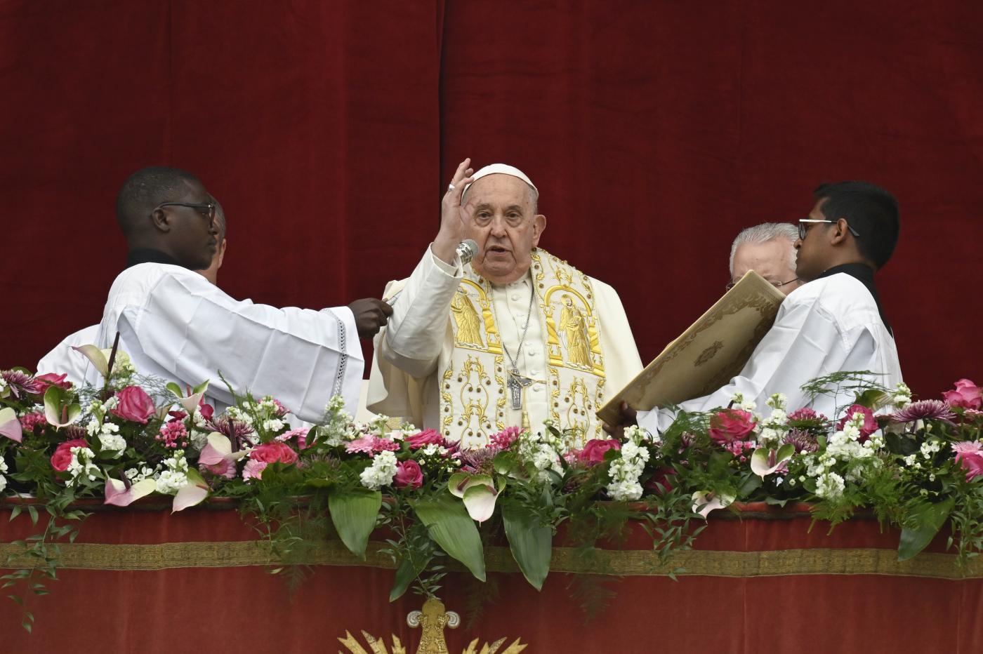 Il Papa a Pasqua: “La pace non si costruisce con le armi”