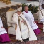 Vaticano, il vento rovescia l’icona del ‘Resurrexit’ durante la messa di Pasqua