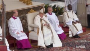 Vaticano, il vento rovescia l’icona del ‘Resurrexit’ durante la messa di Pasqua