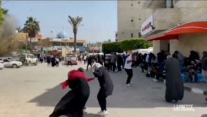 Striscia di Gaza, raid israeliano contro tendopoli ospedale: il momento dell’esplosione