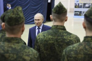 Ucraina, Putin firma il decreto d’arruolamento di 147mila militari