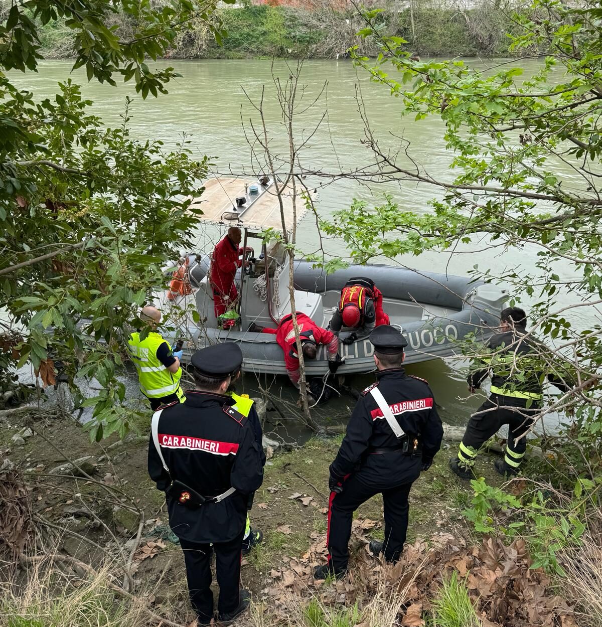 Roma, rinvenuto cadavere nelle acque del Tevere Roma, rinvenuto cadavere nelle acque del Tevere
