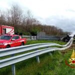 Vercelli, auto si schianta e prende fuoco: 2 morti