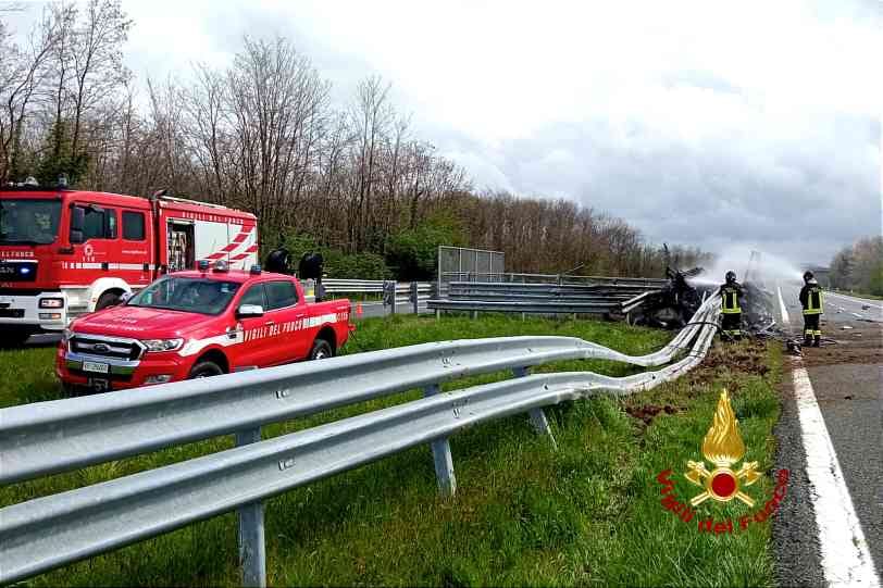Vercelli, auto si schianta e prende fuoco: 2 morti