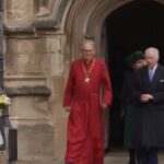 Gb, Re Carlo III saluta folla dopo messa di Pasqua a Windsor