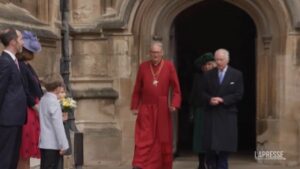 Gb, Re Carlo III saluta folla dopo messa di Pasqua a Windsor