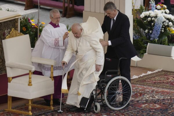 Vaticano - Papa Francesco celebra la Messa di Pasqua in Piazza San Pietro