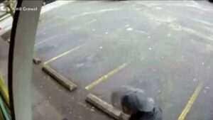 Usa, uomo sfugge miracolosamente a una lama rotante: il video di una telecamera di sicurezza