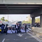 Israele, ebrei ultraortodossi bloccano autostrada: cannoni ad acqua per disperderli