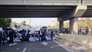 Israele, ebrei ultraortodossi bloccano autostrada: cannoni ad acqua per disperderli