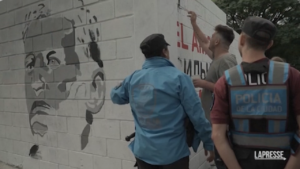 Buenos Aires, artisti tentano di dipingere volto Navalny ma vengono fermati da polizia