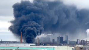 Russia, vasto incendio in un complesso industriale a Ekaterinburg