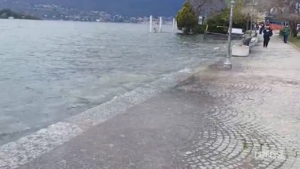 Verbania, Lago Maggiore ‘invade’ la passeggiata