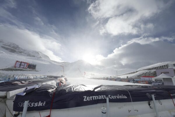 Sci, cancellata la discesa Libera femminile di Coppa del Mondo Zermatt-Cervinia per il troppo vento sul ghiacciaio