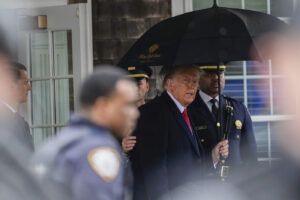 L'ex presidente Donald Trump partecipa alla veglia funebre dell'agente di polizia Jonathan Diller ucciso a New York