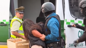 Cile, donna ruba pistola a guardia sicurezza e inizia a sparare: tre persone ferite