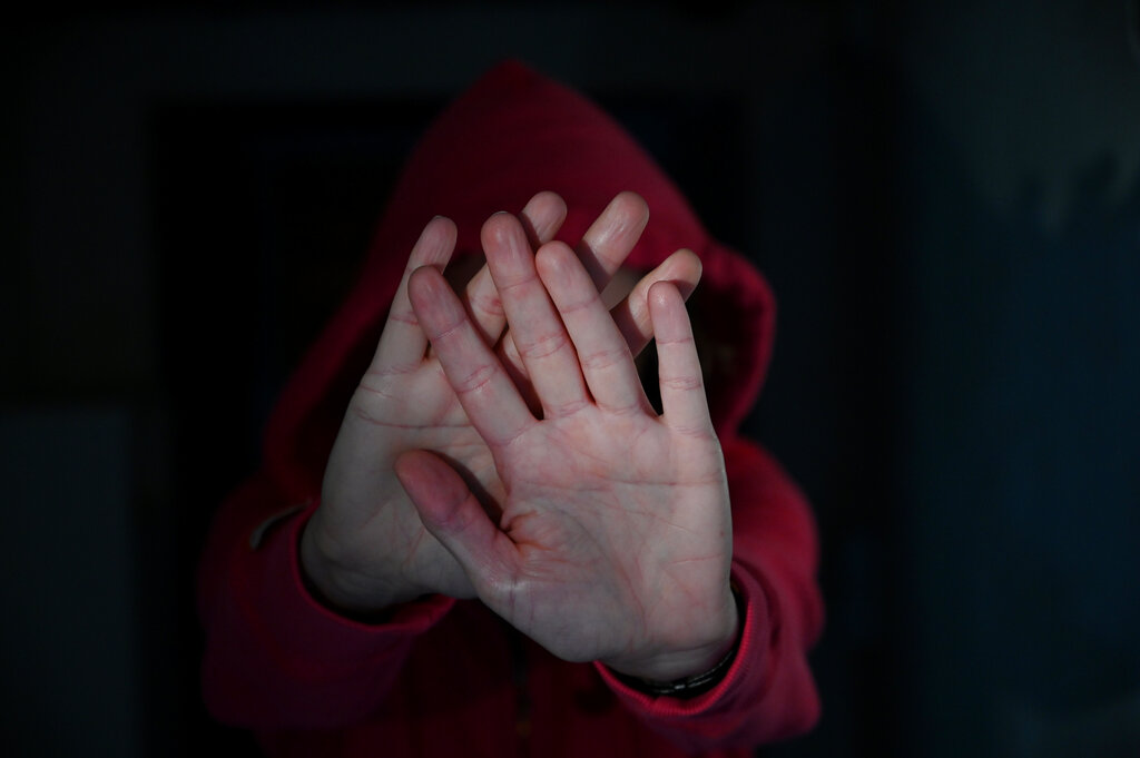 Stupro Palermo, minacciata e sequestrata la 19enne violentata l’estate scorsa