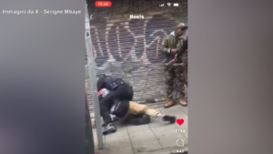Madrid, poliziotti aggrediscono due uomini di colore disarmati: il video