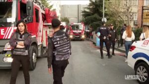 Istanbul, i pompieri sul luogo dell’incendio