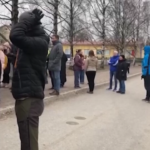 Finlandia, 12enne spara a scuola: l’ansia dei genitori davanti all’istituto