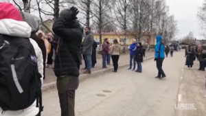 Finlandia, 12enne spara a scuola: l’ansia dei genitori davanti all’istituto