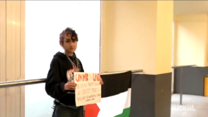 Milano, Bicocca: studentessa si incatena contro bando con Israele
