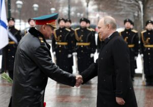 Vladimir Putin partecipa alla cerimonia di deposizione di una corona di fiori presso la Tomba del Milite Ignoto a Mosca