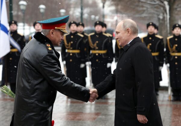 Vladimir Putin partecipa alla cerimonia di deposizione di una corona di fiori presso la Tomba del Milite Ignoto a Mosca