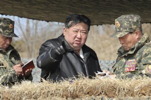 Kim Jong Un ispeziona truppe del suo esercito
