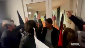 Mediorente, protesta universitari fuori Senato accademico Bicocca