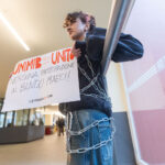 Università, studentessa incatenata in Bicocca a Milano