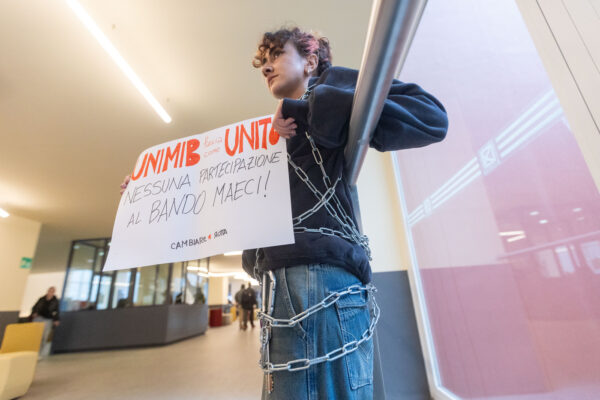 Università, studentessa incatenata in Bicocca a Milano