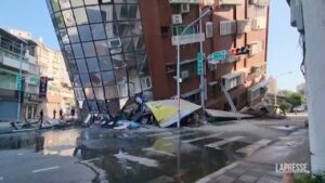 Terremoto a Taiwan, i palazzi crollati e i soccorsi a Hualien