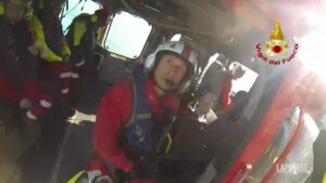 Savona, rocciatori bloccati in parete a picco sul mare