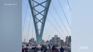 Terremoto a Taiwan, il ponte che oscilla e le onde in piscina: le immagini dai social