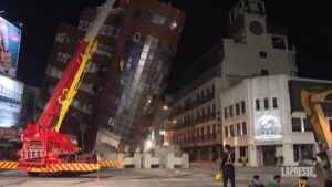 Terremoto Taiwan, soccorritori al lavoro di notte a Hualien