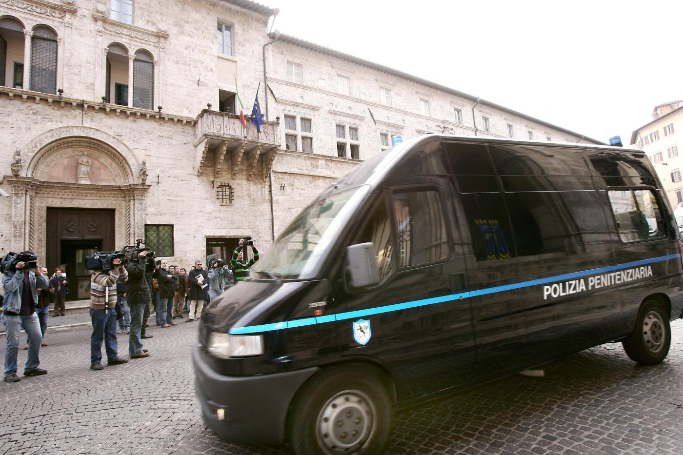 Perugia, allarme bomba al tribunale: artificieri sul posto