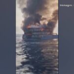 Thailandia, traghetto prende fuoco: la gente si lancia in mare per sfuggire alle fiamme
