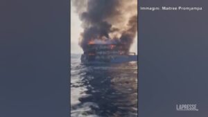 Thailandia, traghetto prende fuoco: la gente si lancia in mare per sfuggire alle fiamme