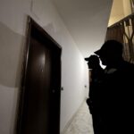 Ostia, donna precipita dal balcone e muore: fermato un uomo