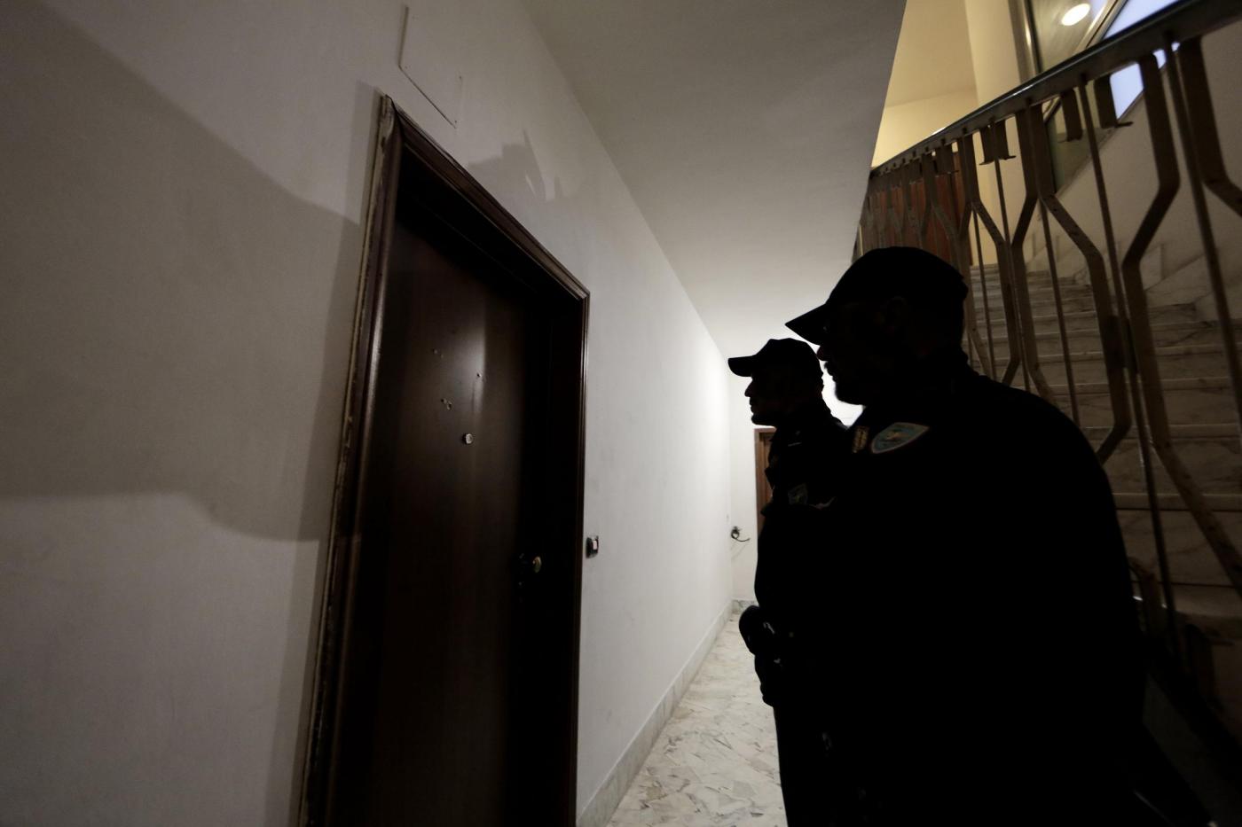 Ostia, donna precipita dal balcone e muore: fermato un uomo