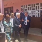 Mattarella in Costa d’Avorio, il presidente in una scuola ad Abidjan: l’entusiasmo dei bambini