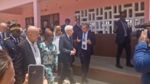Mattarella in Costa d’Avorio, il presidente in una scuola ad Abidjan: l’entusiasmo dei bambini