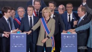 Parigi 2024, il presidente Macron inaugura il centro acquatico a Saint-Denis