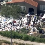 Usa, a Los Angeles una casa invasa dalla spazzatura: protestano i vicini