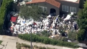 Usa, a Los Angeles una casa invasa dalla spazzatura: protestano i vicini