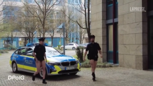 Germania, mancano uniformi: poliziotti senza pantaloni per protesta